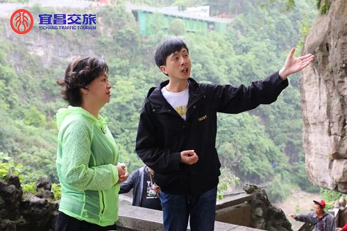 圖為向俊（左二）為央視著名制片人、主持人鞠萍（左一）介紹三游洞景區(qū)